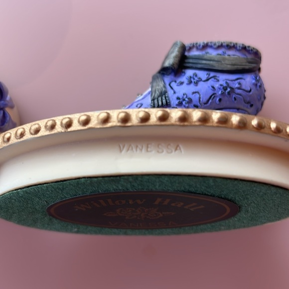 Willow Hall Victorian shoe pill box - Picture 3 of 8